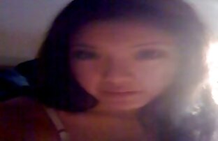 XXX スキニーな女の子はカメラで彼女の体を示し、雄鶏を吸う。 h な 動画 女性 向け